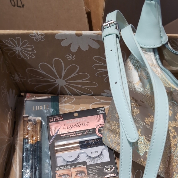 Mixed Package - Picture 4 of 10